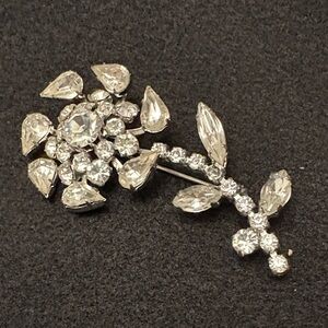 Elegant Vintage Stunning Silver  Floral Brooch